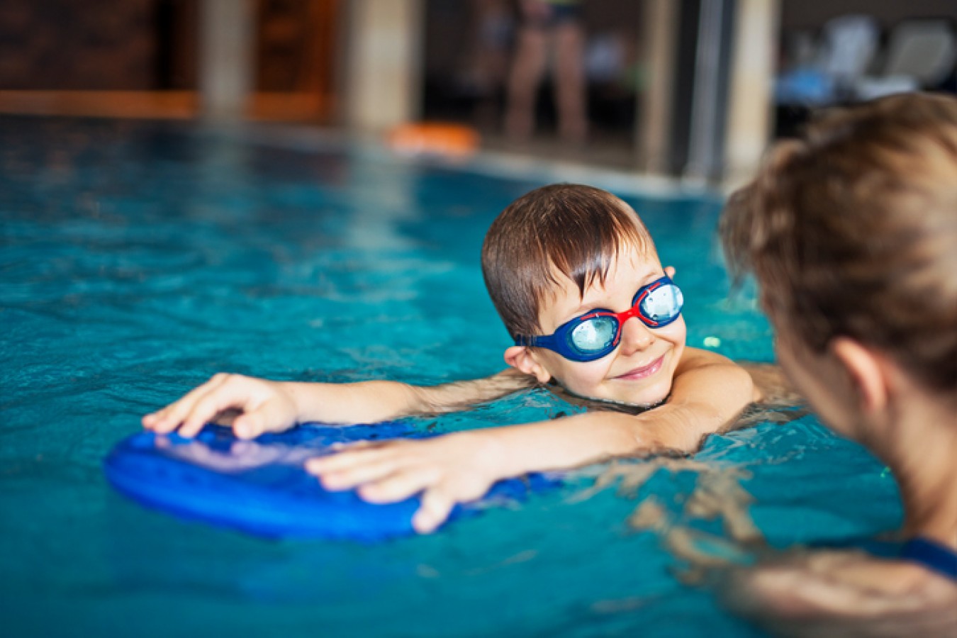 Berenang dengan Papan Renang: Alat Penting untuk Menyempurnakan Gerakan Kaki